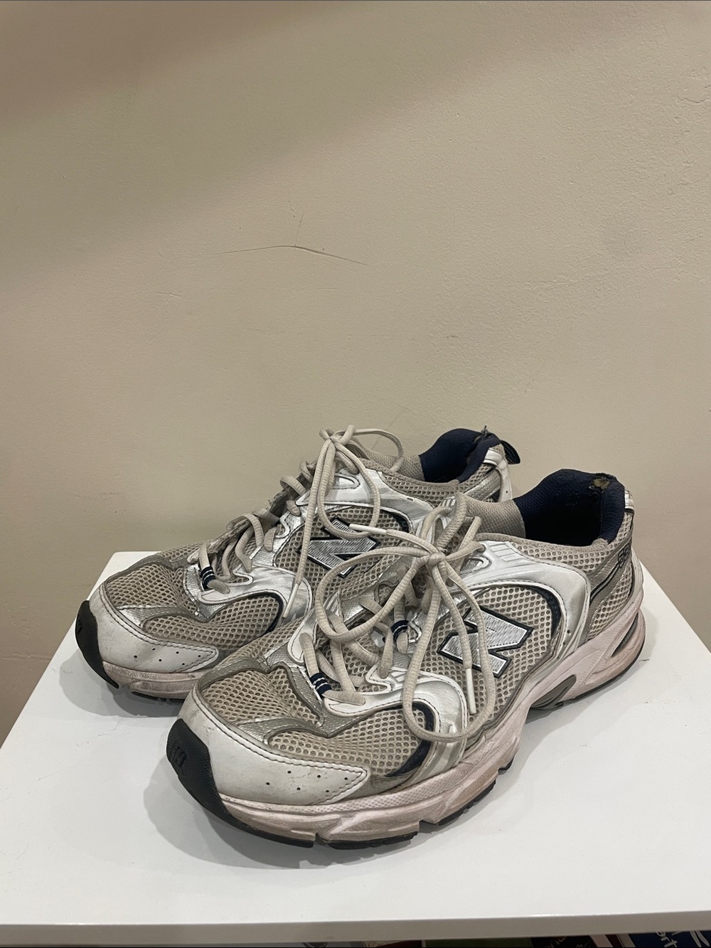 New Balance Men's9.5/ W 11 Athletic Sneakers in White, Gray, Navy